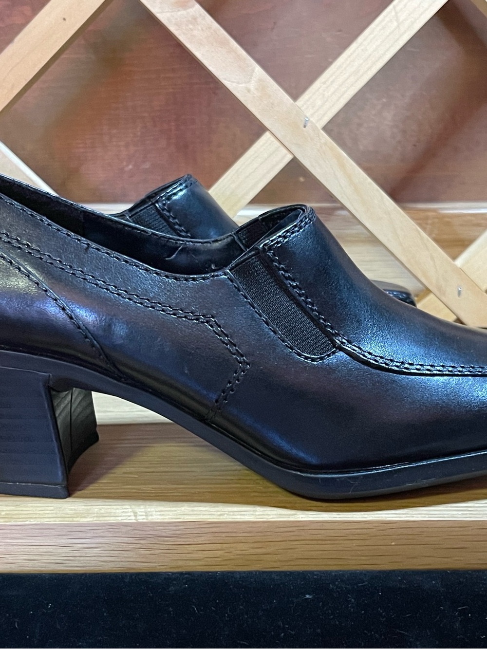 NIB Clarks Montague Blk Leather Sz 6.5 / Slip On